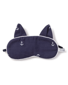 The Kids Twill Kitty Sleep Mask in Portsmouth Anchors by Petite Plume adds luxury to your sleepwear collection with its navy blue color, white anchor patterns, and cat ear shapes. A subtle PETITE monogram on the tag and a black elastic strap complete the design for comfort.