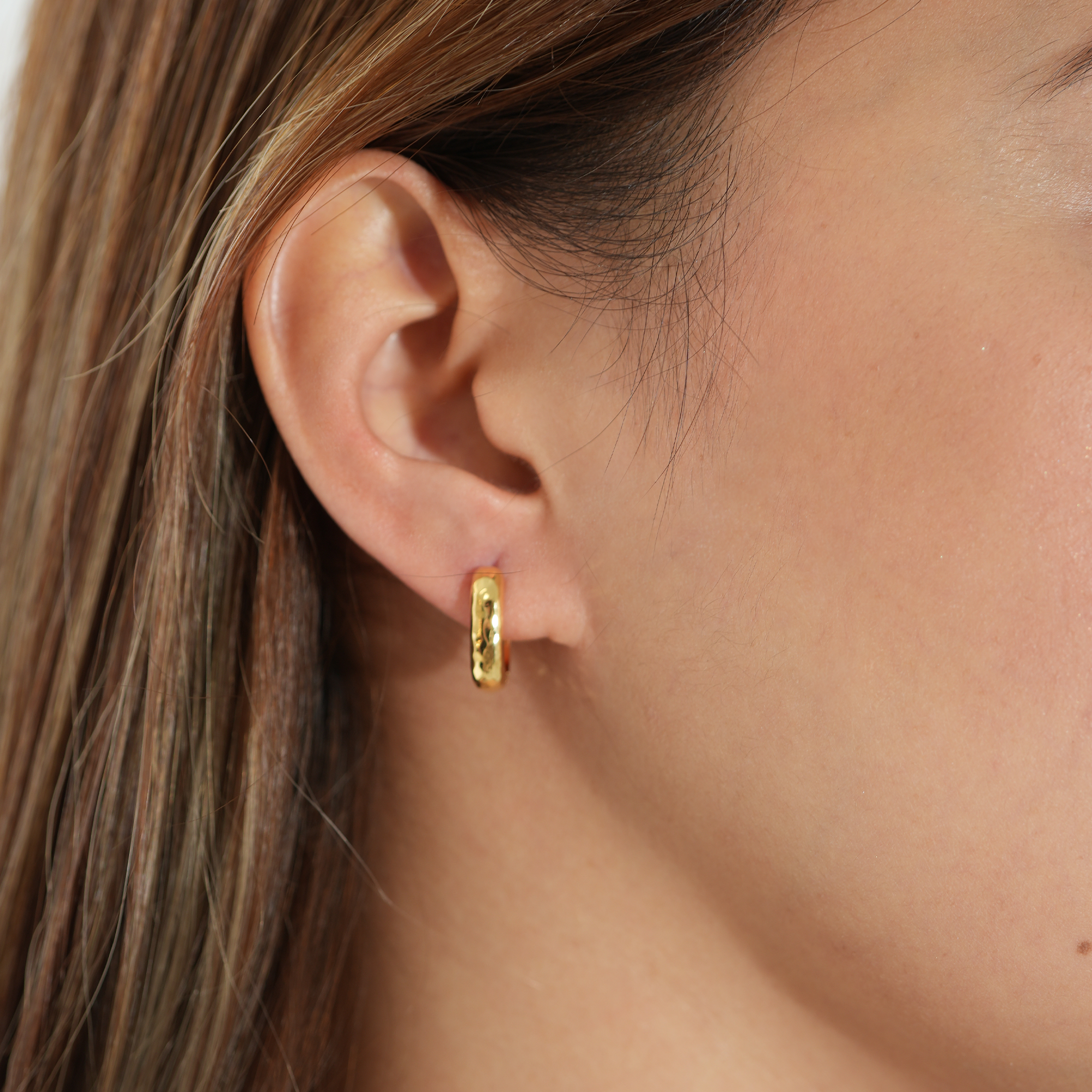 The Hammered U Hoop Medium | Gold