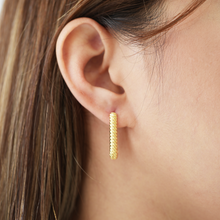 The Twisted U Hoop | Gold