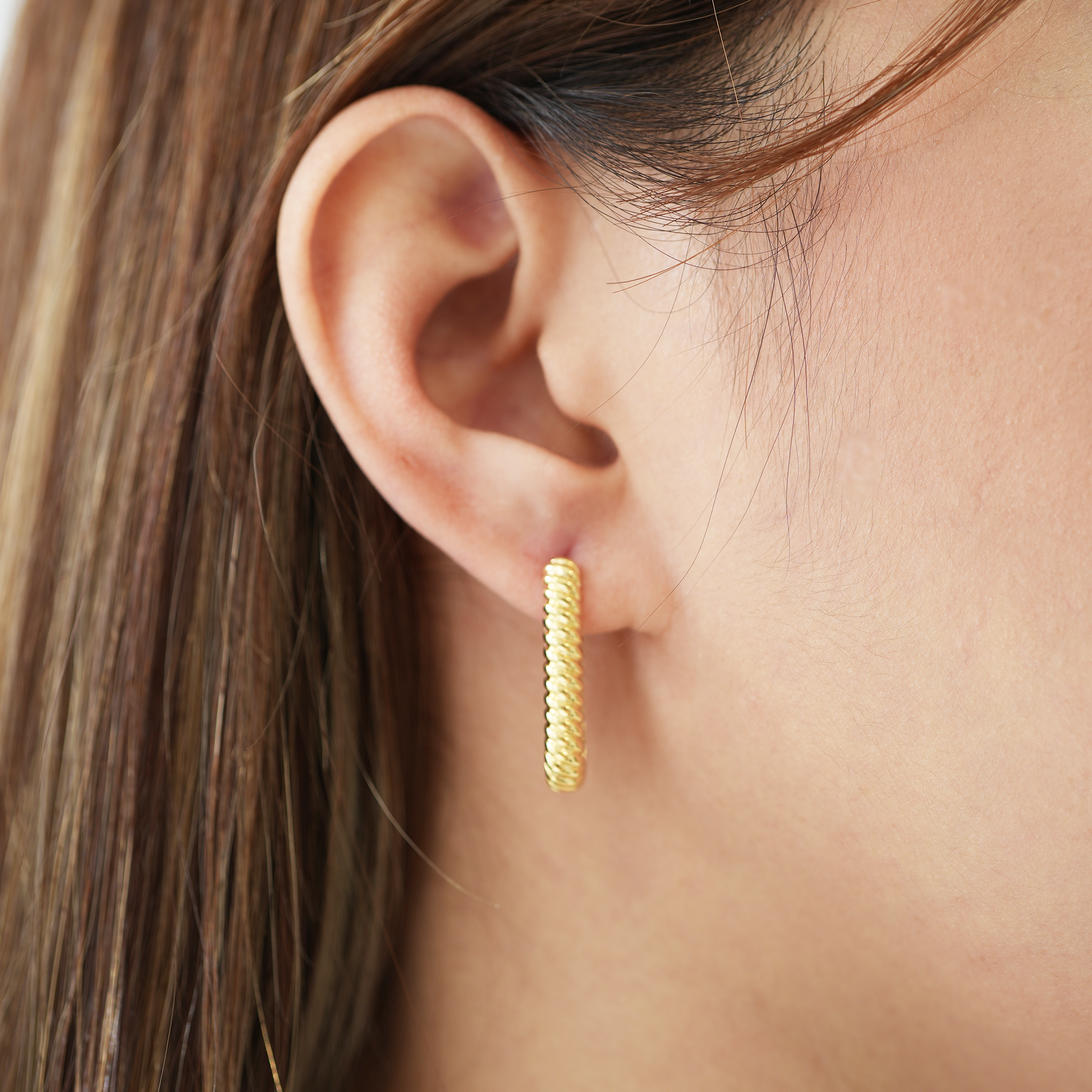 The Twisted U Hoop | Gold