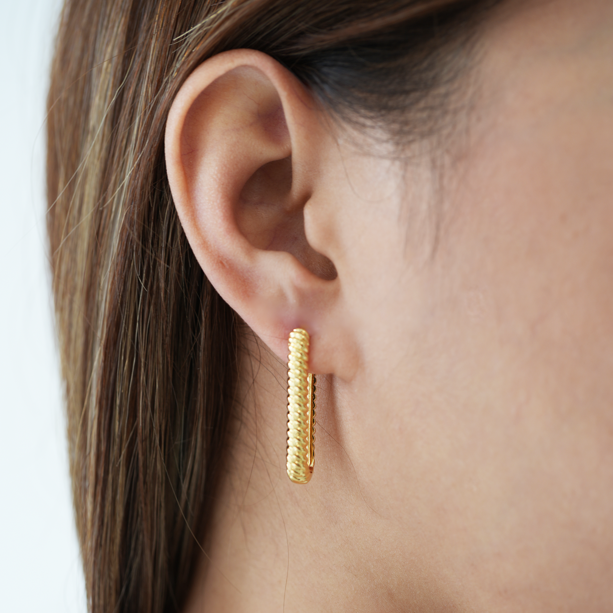 The Twisted U Hoop | Gold