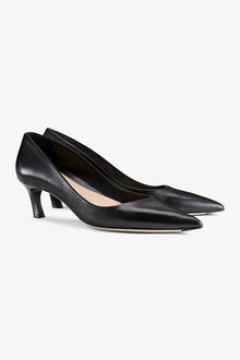 still image of the lillian pump in black | Grid | Still
