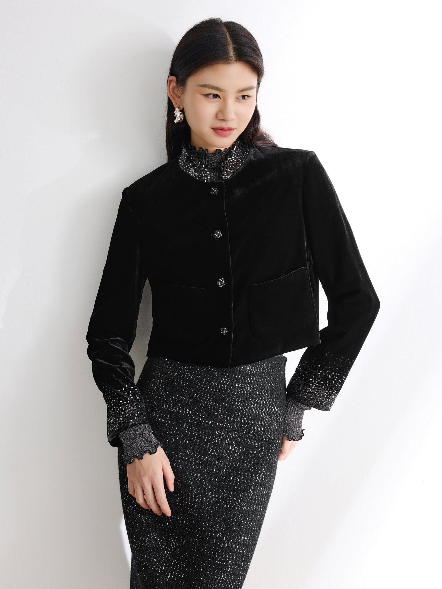 Button Closure Velvet Cropped Blazer | Black