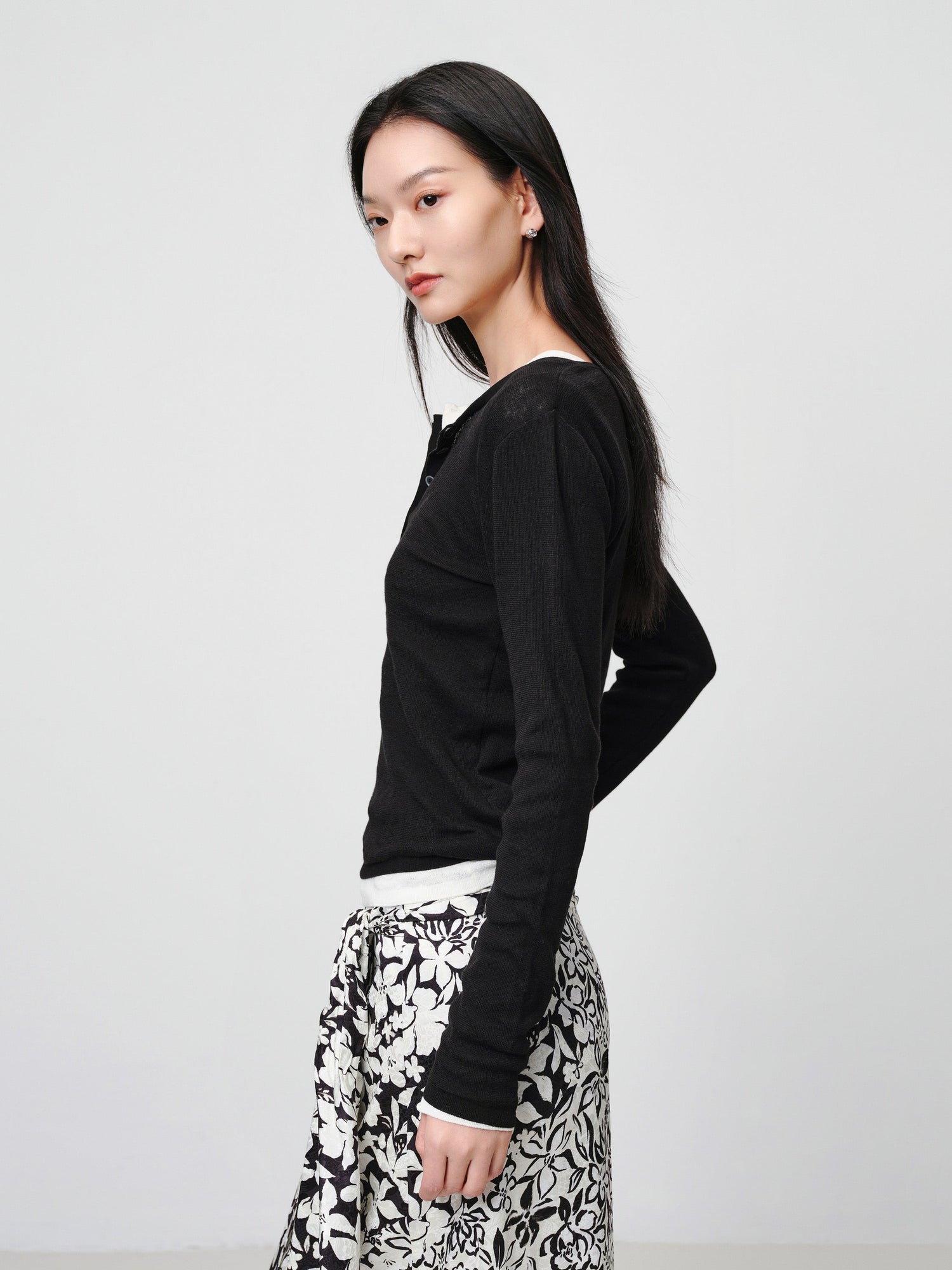 Slim round neck knit base sweater | Black
