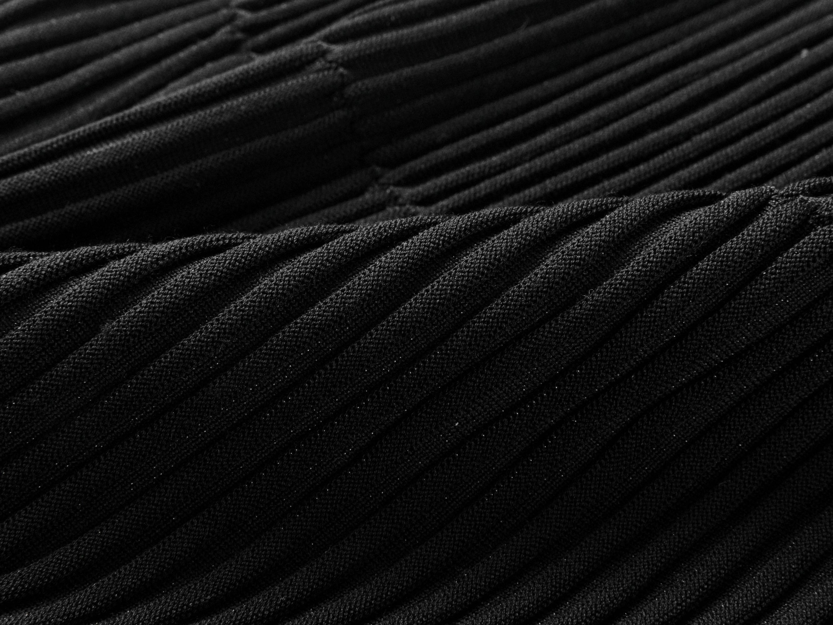 Round Neck Top Waist-Defining Short-Sleeve Knit Top | Black
