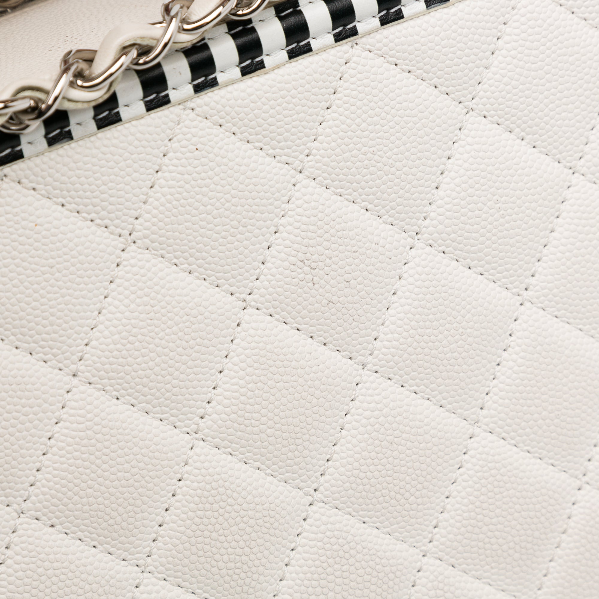 Chanel | Pre-Owned Medium Caviar CC Filigree Vanity Case | White