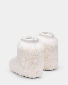 The Rudsak ROSSY - 8224518 Iceland are white, fluffy slip-on winter boot slippers with a soft curly texture and shiny white trim around the opening, shown on a plain light background.