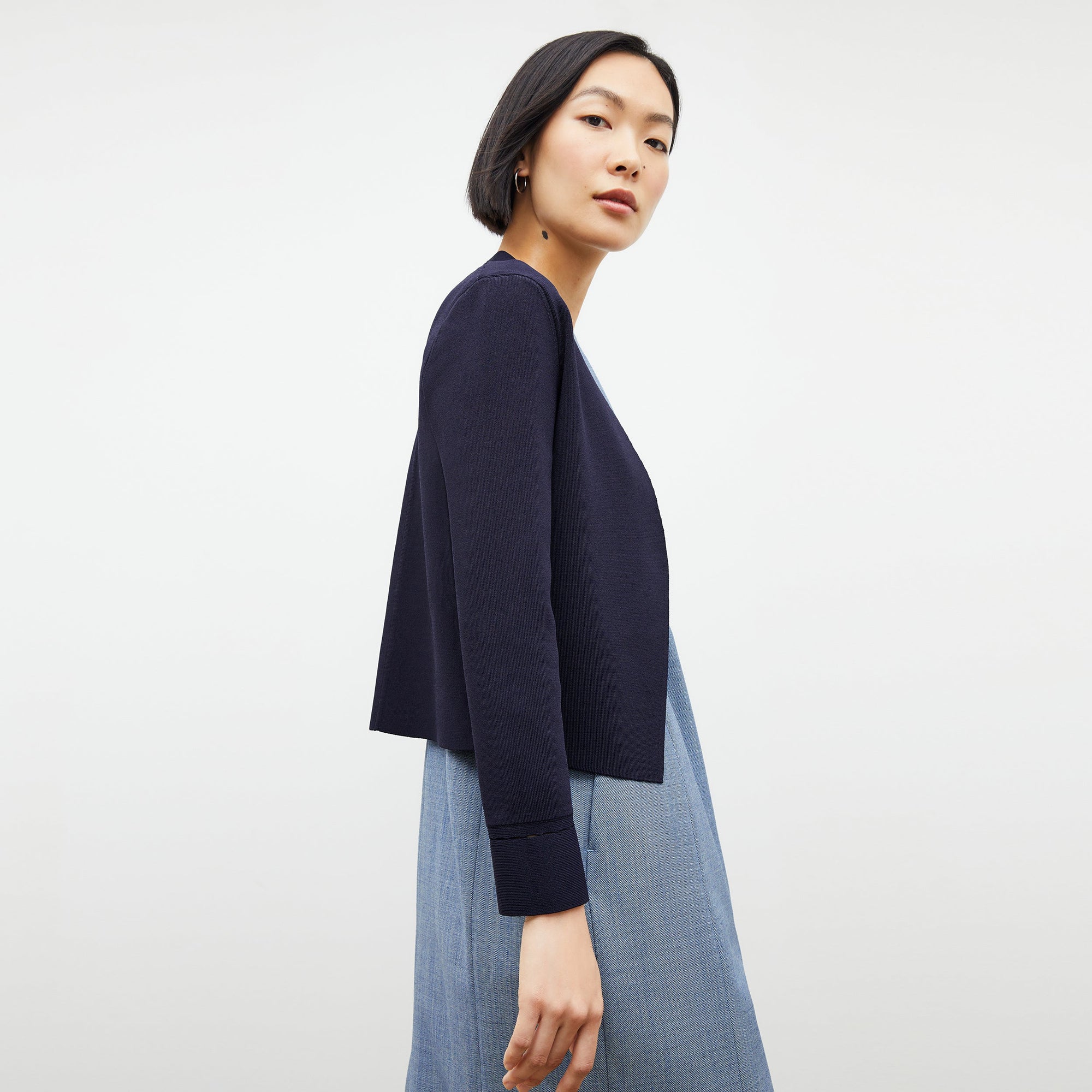 Side image of a woman wearing the sant ambroeus jardigan in navy