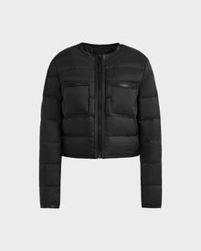 The Rudsak MARKLE - 8125033 Black is a women’s cropped down jacket with a zipper, crafted from RDS-certified down. Lightweight and warm, it’s perfect for layering on cooler days.