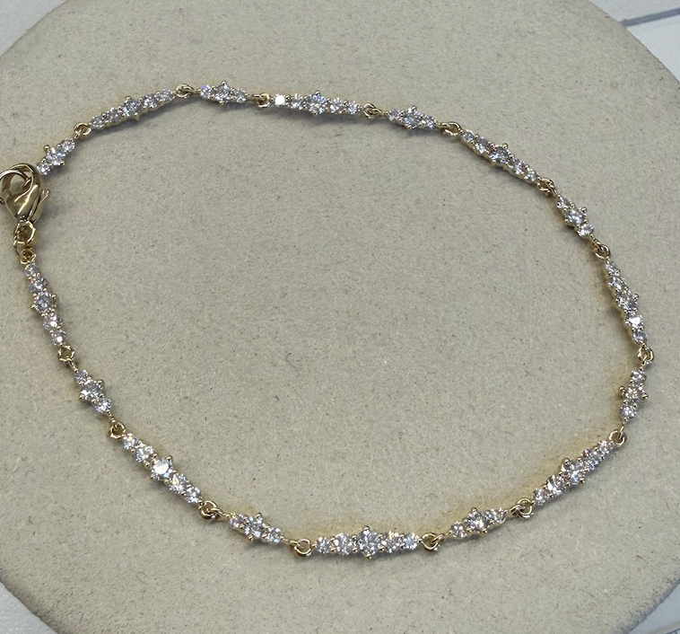 Center Stage Bracelet | 10K Yellow Gold | 1.474CTW (Approx) Round Shape White Diamond