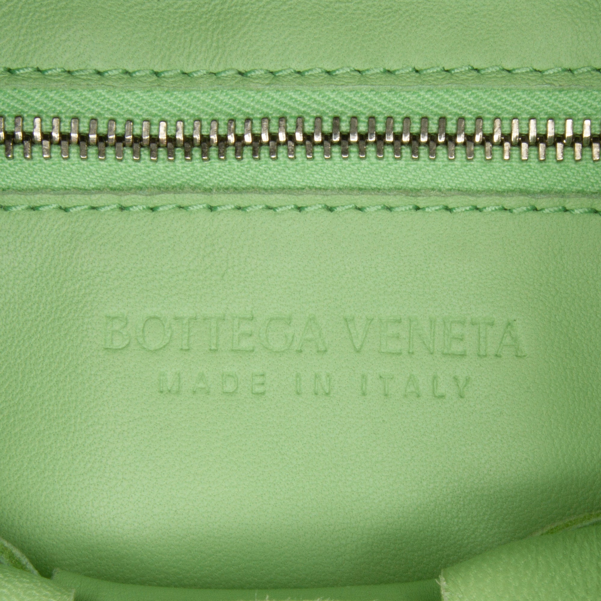 Bottega Veneta | Pre-Owned Nappa Intrecciato Cassette Crossbody | Green/Light Green