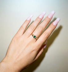 The Emerald Juna Tiny Oval Ring | Emerald