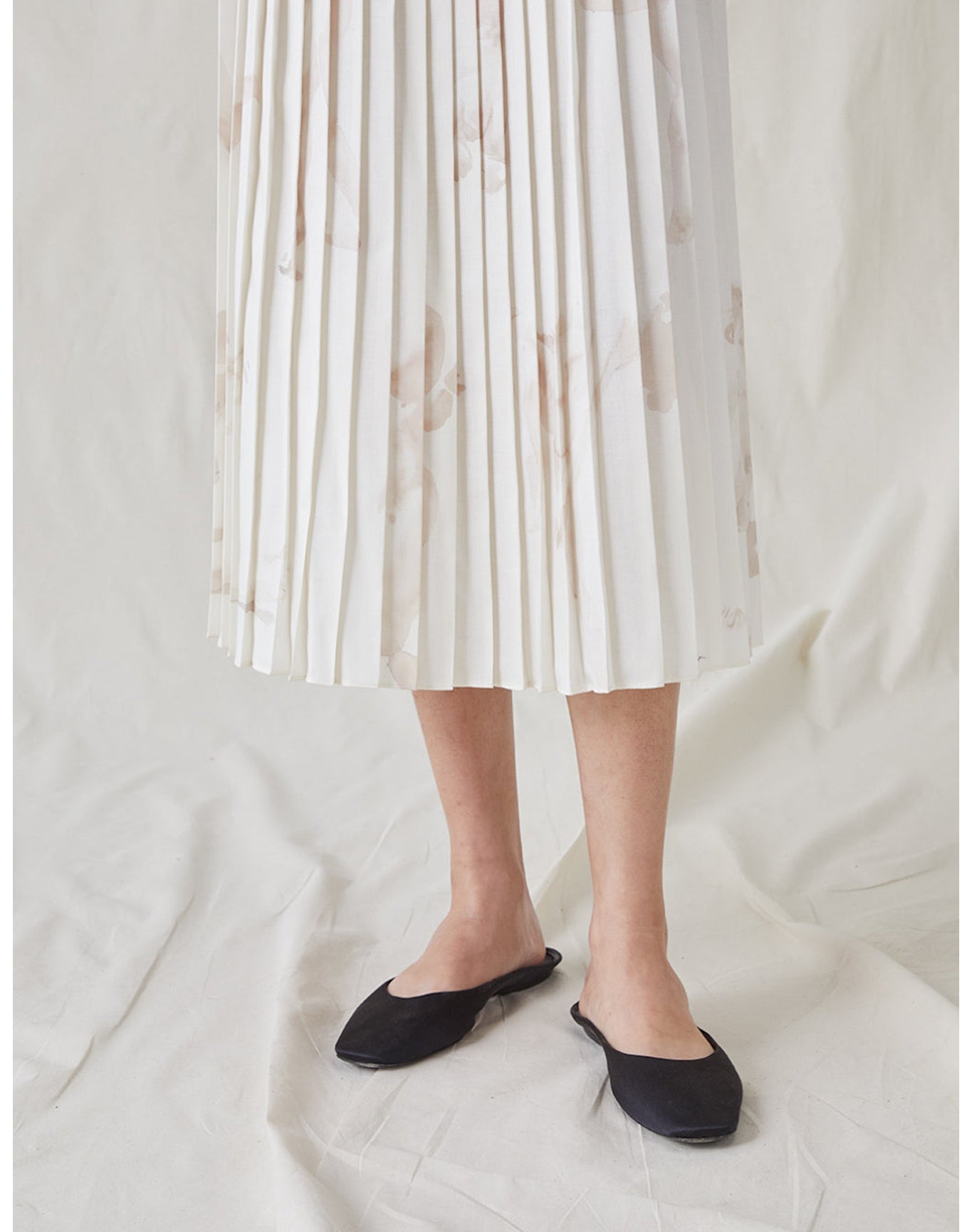 The Pleated Skirt with Painted Figures | Cream / Sepia