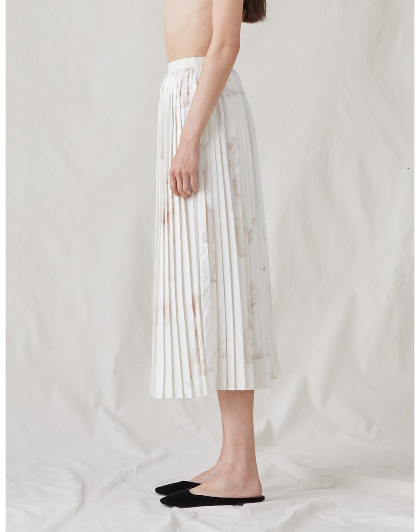 The Pleated Skirt with Painted Figures | Cream / Sepia