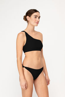 Desi Bottom | Noir