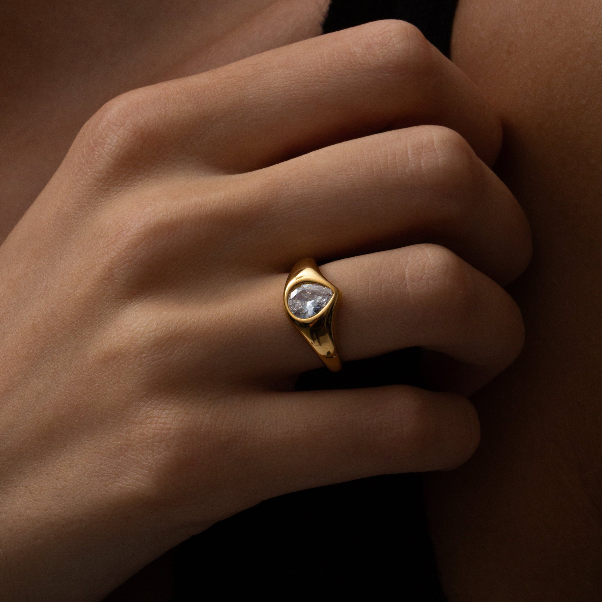 THE SINGLE STONE RING - The M Jewelers