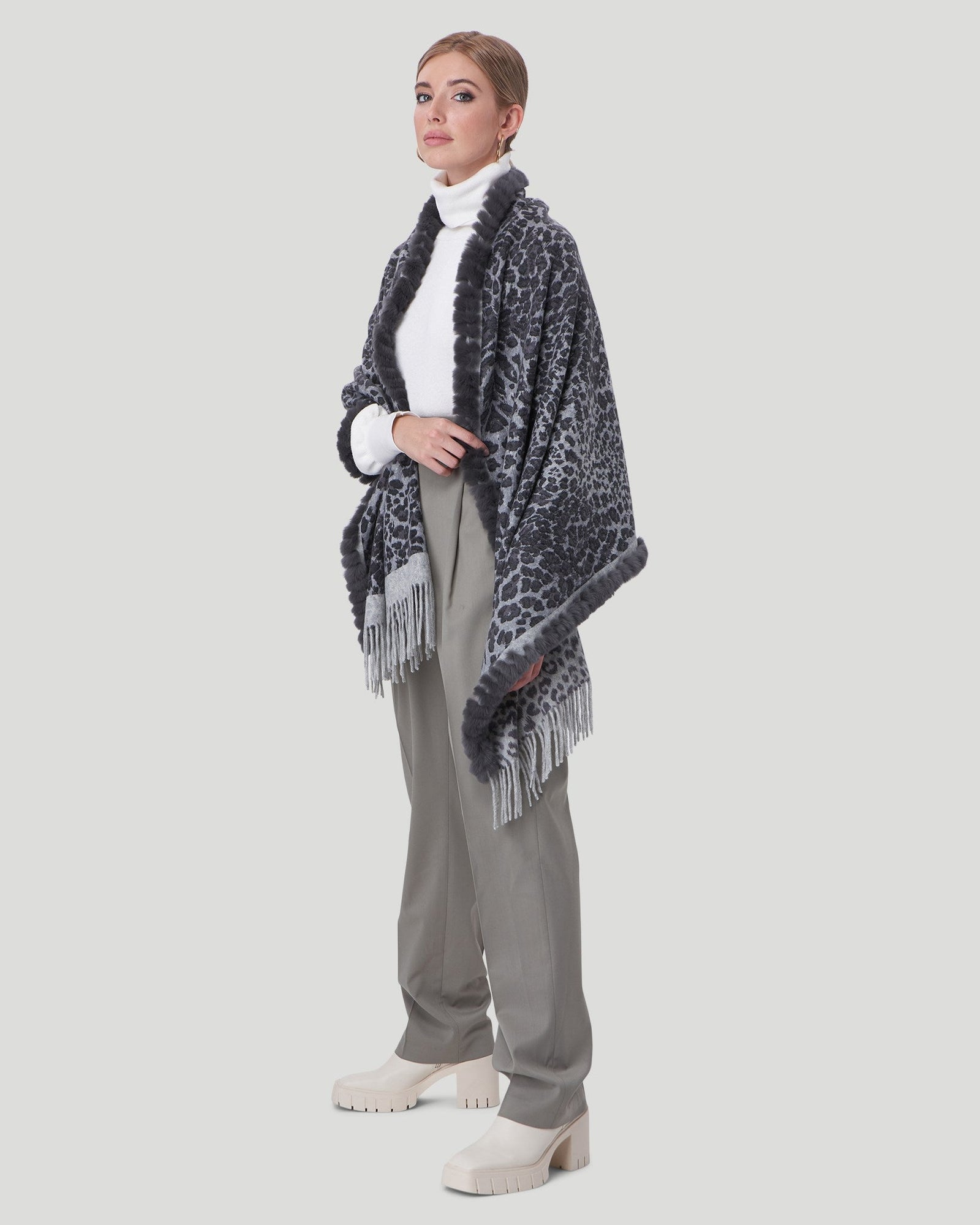 Double Face Cashmere Stole With Re Rabbit Whipstich Top And Bottom | Women | Gray Snow Leopard x Animal Print