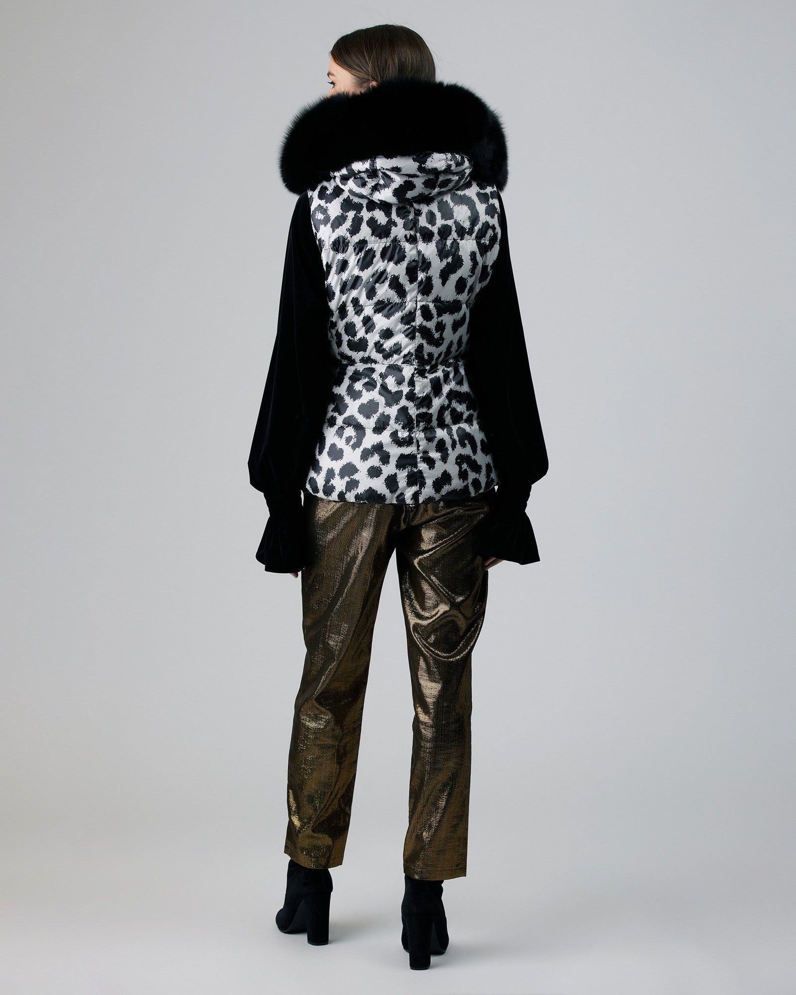 Reversible Après-Ski Vest With Detachable Fo Hood Trim | Women | Snow Leopard x Black