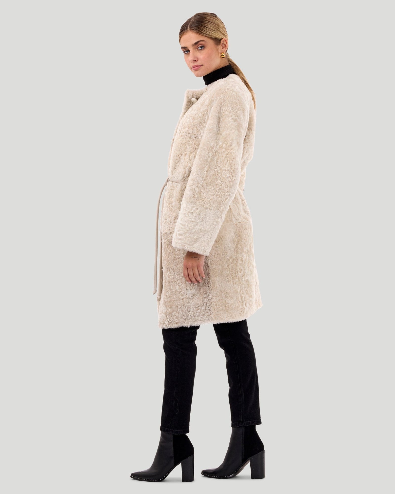 Reversible Collarless Select Shearling Lamb Short Coat With Buttons | Women | Beige x Beige