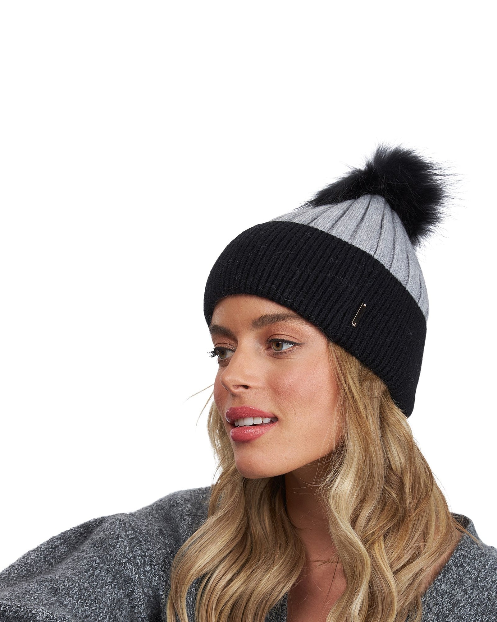 Two Tone Hat With Fo Pompom | Women | Black x Gray x Black