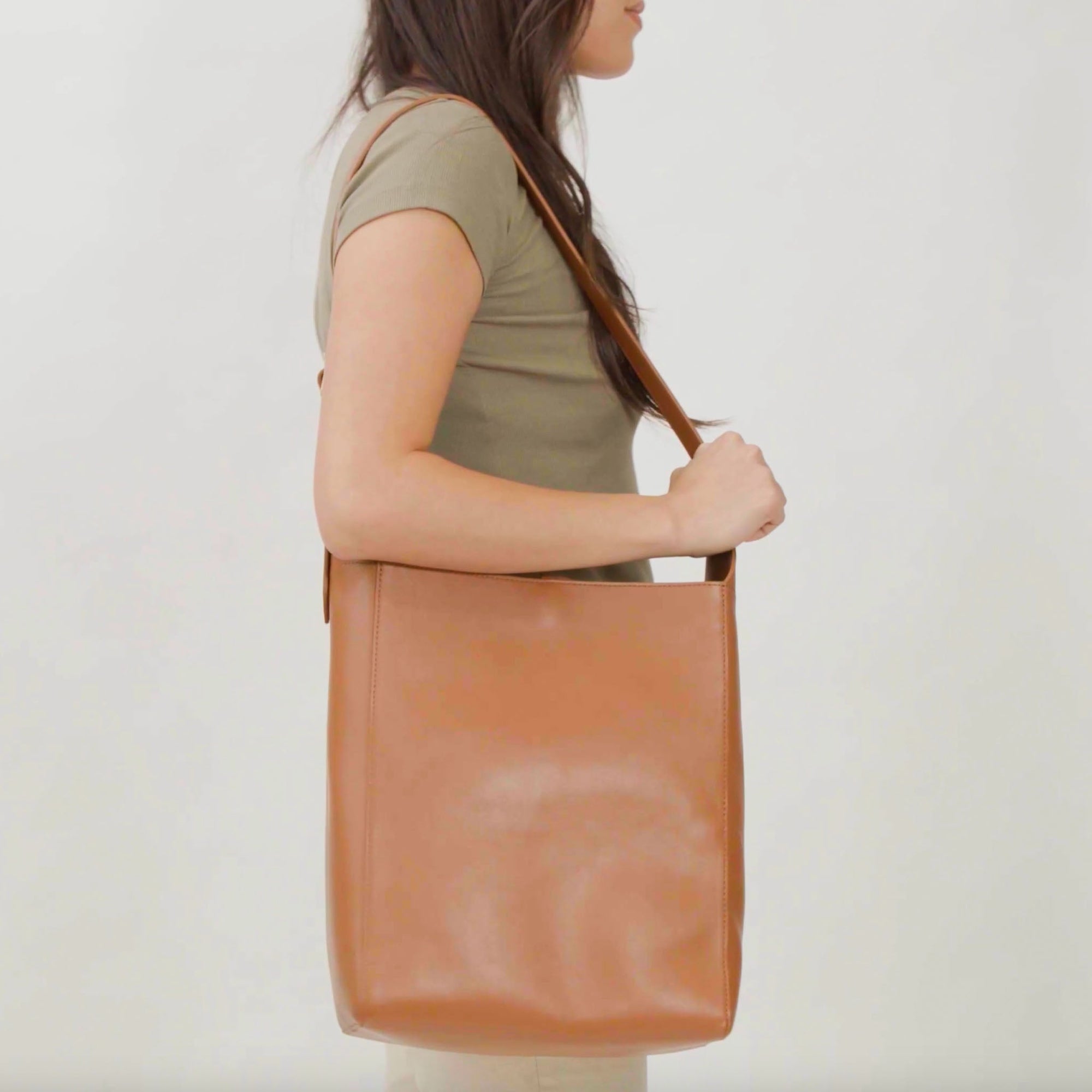 Unisex | Cecilia Go-To Shoulder Bag | Caramel
